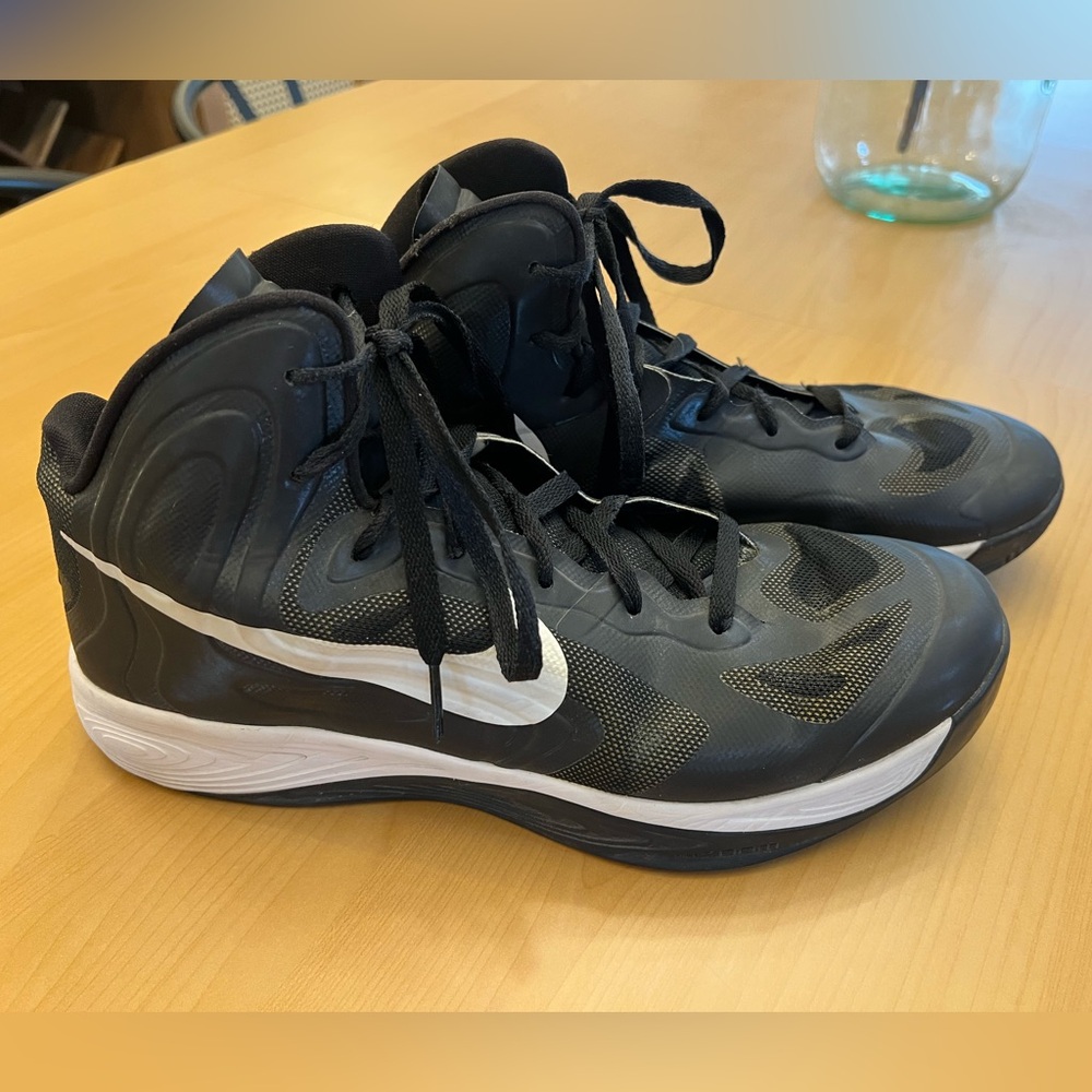 Nike Men’s Hyperfuse Basketball Sneakers Black and White Size 12